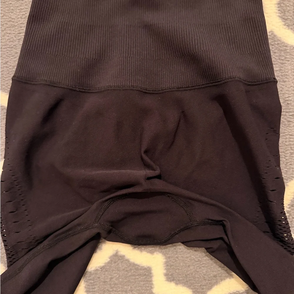 ALO Yoga Black Seamless High Waist Open Air Leggings 7/8 with Cut Out Detail